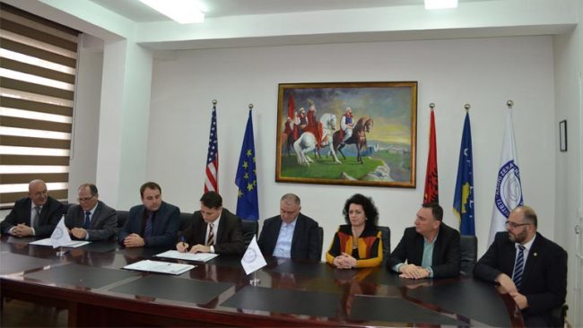 Nënshkruhen diplomat e para për studentët e Universitetit Publik të Gjilanit