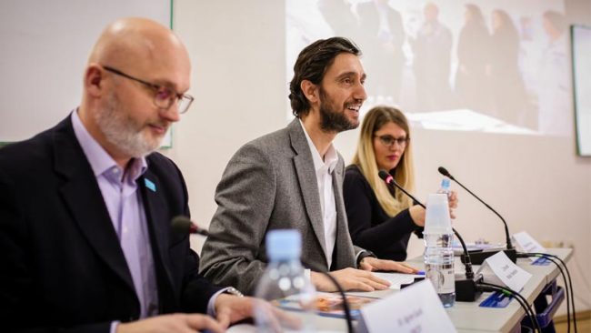 Vizitat shtëpiake po e ndihmojnë ndërtimin e besimit midis institucioneve shëndetësore dhe familjes