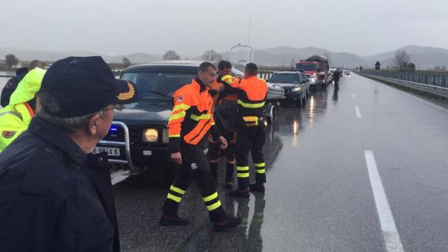 Ekipet për shpëtim nga Agjencia për Menaxhim të Emergjencave kanë filluar operacionet e shpëtimit