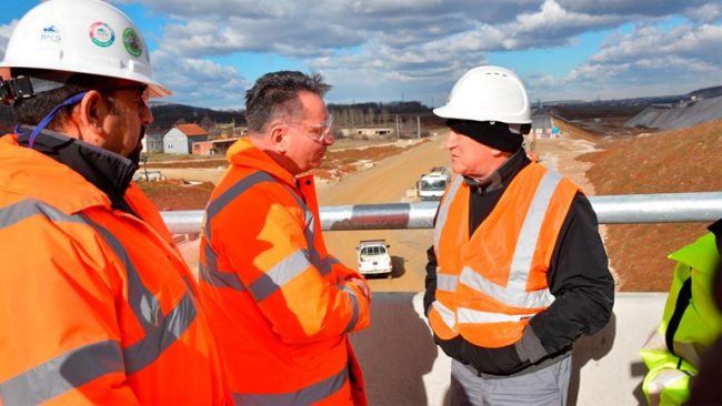 Ministri Lekaj me bashkëpunëtorë vizitoi punimet në autostradën “Arbën Xhaferi”