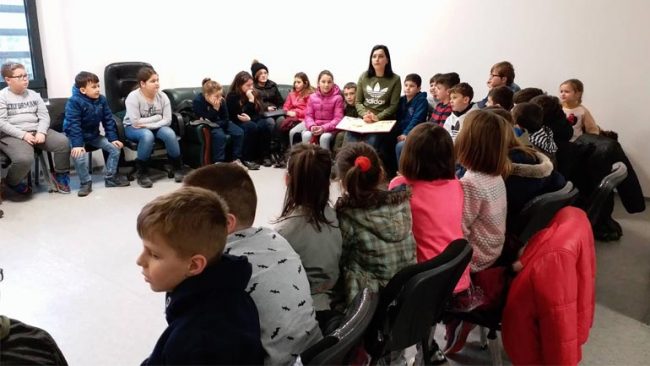 Formohet “Klubi i leximit”për fëmijë, biblioteka shndërrohet në fole fëmijësh – lexuesish