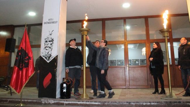 Kreu i Komunës dhe vajza e heroit Rexhep Mala ndezin flakadanin e “Flakës së Janarit”