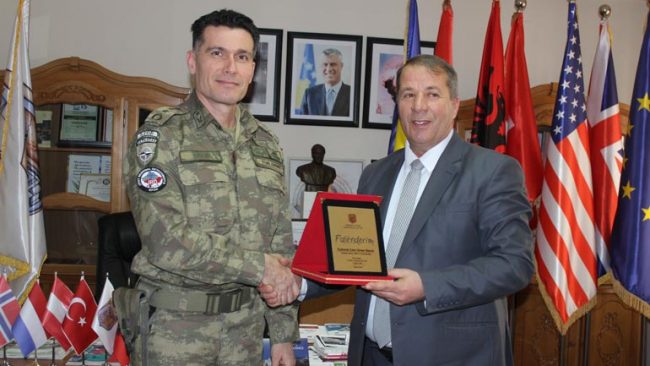 Komandanti i KFOR-it turk në Kosovë, kolonel Cem Sinan Barim vizitoi Vitinë