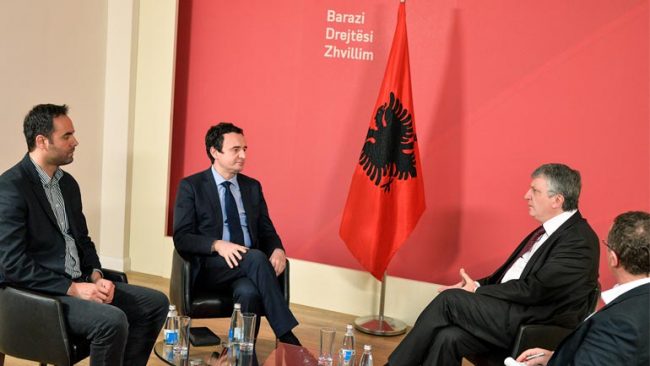 Kurti pret në takim ambasadorin britanez dhe atë francez