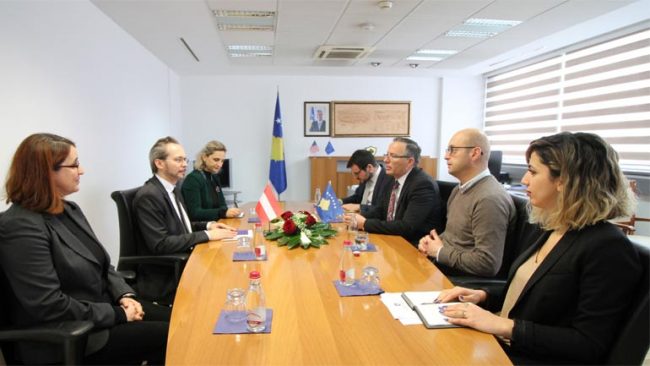 Ministri Bedri Hamza priti në takim ambasadorin e Austrisë në Kosovë Gernot Pfandler