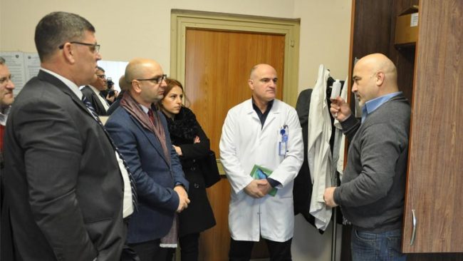 Zëvendësministri Shkodra vizitoi Klinikën e Psikiatrisë në QKUK