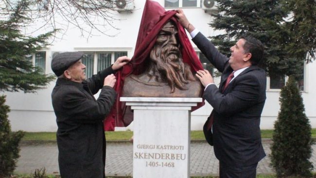 Në qendër të Gjilanit zbulohet busti i heroit kombëtar Gjergj Kastrioti – Skënderbeu