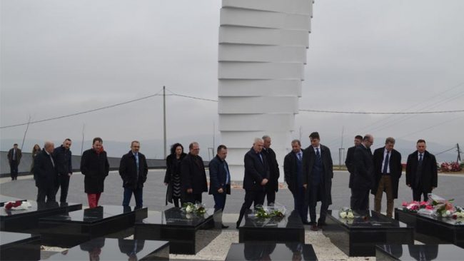 Në 34 vjetorin e rënies nderohen heronjtë e Kombit Rexhep Mala e Nuhi Berisha