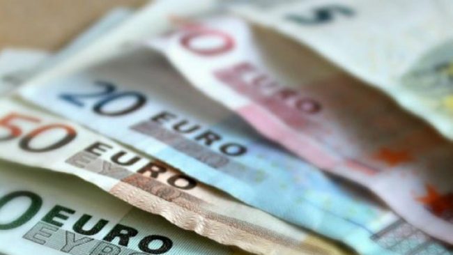 E mashtron se do t’ia mundësoj daljen në Rumani, ia merr 100€