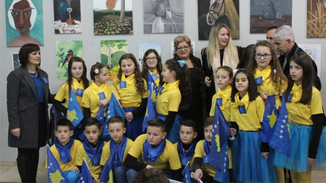 Fëmijët e Gjilanit e shënojnë jubileun e pavarësisë me një ekspozitë promovuese për Kosovën