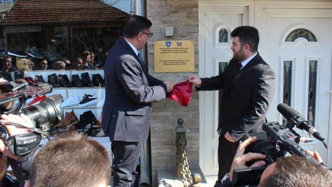 Zbulojnë pllakën në objektin e BI-së në shenjë falënderimi për organizimin e rezistencës gjatë viteve 90-ta