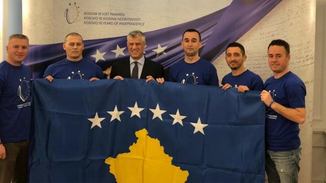 Kosovarët pushtojnë majën Kilimanxharo për nder të 10-vjetorit të pavarësisë