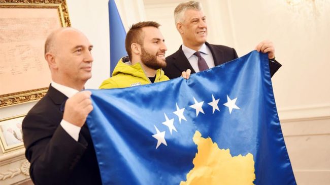 Presidenti Thaçi ia dorëzoi ekipit olimpik në mënyrë solemne Flamurin e Kosovës