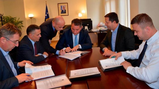 Ministri Lekaj nënshkruan kontratat e operatorëve për ndërtimin e autostradës Prishtinë-Gjilan