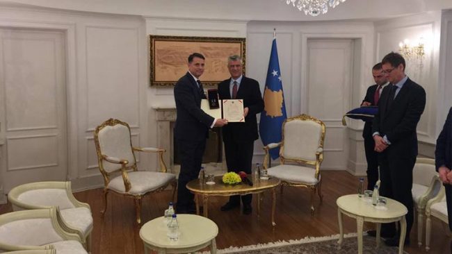 Rektori Bajram Kosumi ka pranuar medaljen nga Presidenti Hashim Thaçi