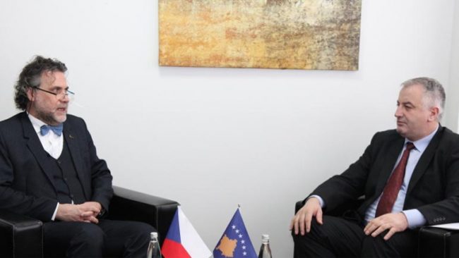 Ministri Berisha priti ambasadorin e Çekisë z. Silhavy