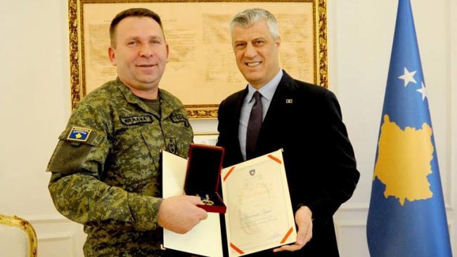 Presidenti Hashim Thaçi dekoron gjenerallejtënant Rrahman Ramën me Medaljen Presidenciale