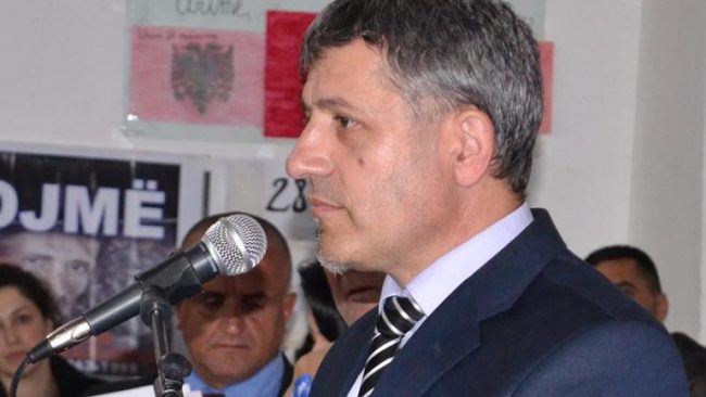 Me ty, Atdheu më ndryshe më vjen