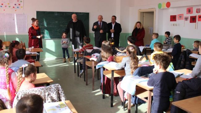 Kreu i Vitisë viziton shkollën “Bafti Haxhiu” e cila është furnizuar me inventar të ri