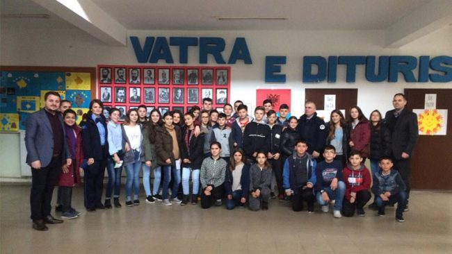 Policia mbanë ligjërata për filloristë