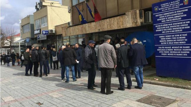Kthehet pauza në Administratë, me këtë edhe kallaballëku para dere!