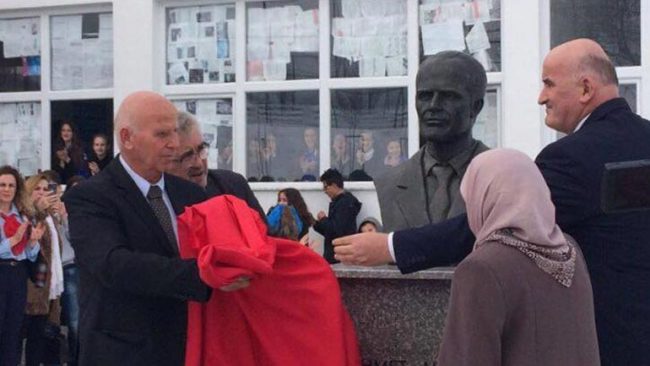 Shkolla e Beguncës bëhet me bustin e veprimtarit Ahmet Hajdari
