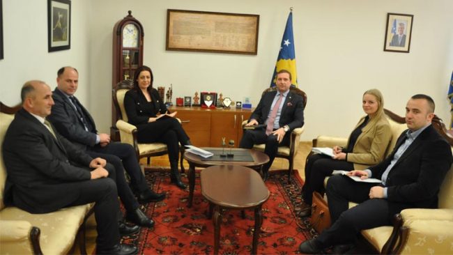 Ministri Sefaj priti në takim deputeten e Kuvendit të Kosovës Emilia Rexhepi