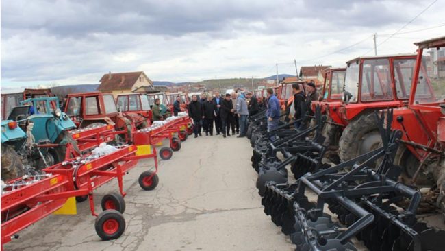 Gjilani shpërndan mekanizim për 100 fermerë