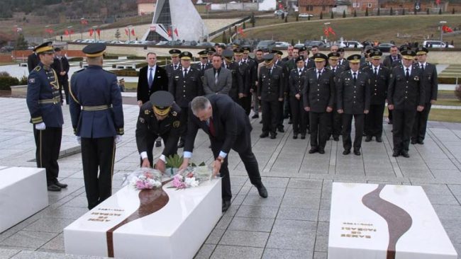 Ministri i FSK-së dhe komandanti i FSK-së bënë homazhe te varri i Komandantit Legjendar Adem Jashari