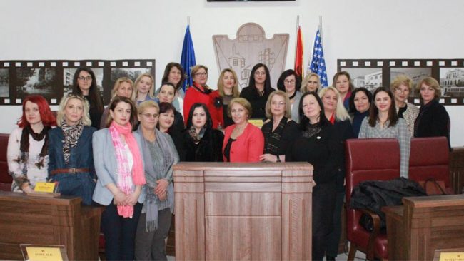 Në Gjilan mbahet tryezë diskutimi dhe ekspozitë kushtuar 8 Marsit
