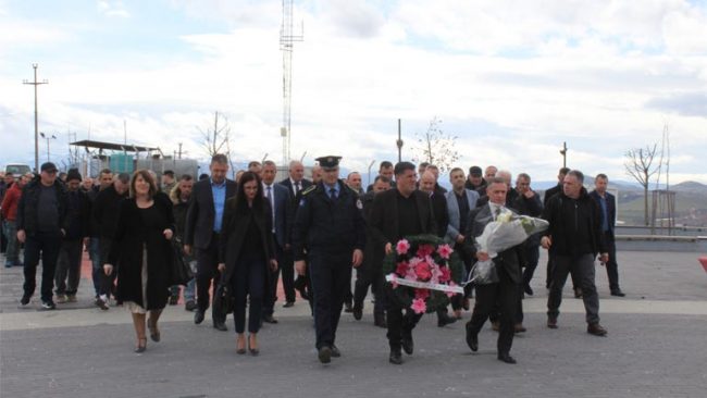 Haziri: Gjunjëzohemi para sakrificës së familjes Jashari dhe dëshmorëve e heronjve të kombit