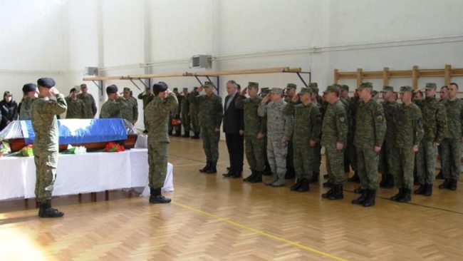 Drejtuesit e FSK-së bënë homazhe para arkivolit të tetar Shani Maloku