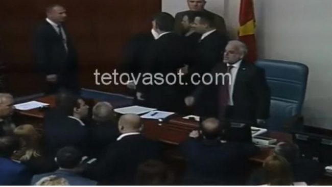 Gjuha shqipe bëhet zyrtare në Maqedoni