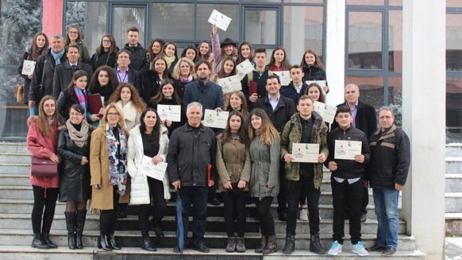 Jetmir Elezi fitues i garave të recituesve të Flakadanit 2018