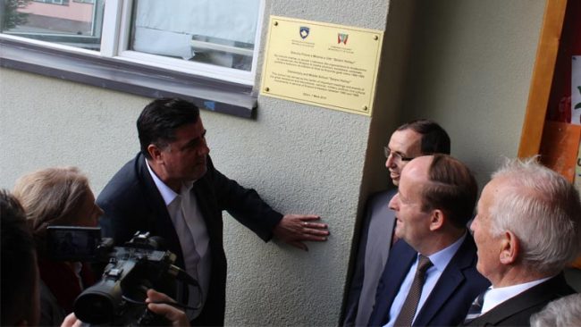 Pllakë falënderimi në shkollën “Selami Hallaqi”- shërbeu për organizimin e jetës paralele në vitet 90-ta