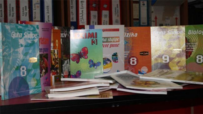 Nxënësit e shkollave fillore shqipe në Luginë do të kenë 42 tekste shkollore