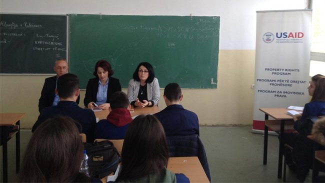 Komuna e Vitisë dhe USAID promovojnë para nxënësve vitias të drejtat pronësore