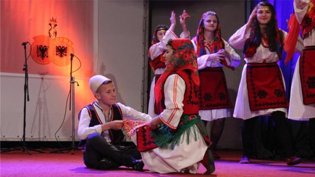 Vazhdon festivali “Flakadanit i Karadakut 2018”, me performancën e ansambleve tjera