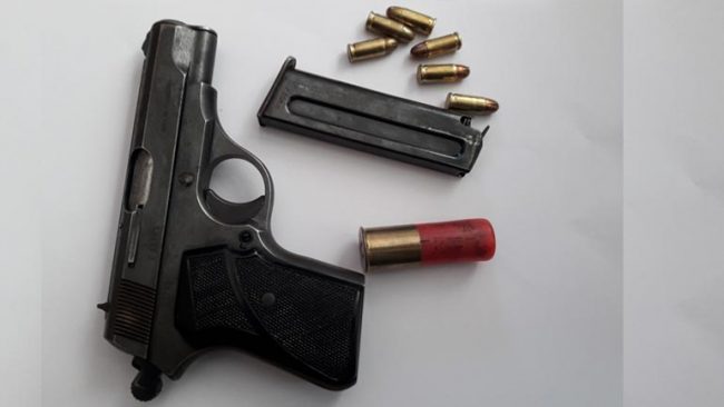 Në dy raste të ndara, arrestohen katër persona për armëmbajtje pa leje