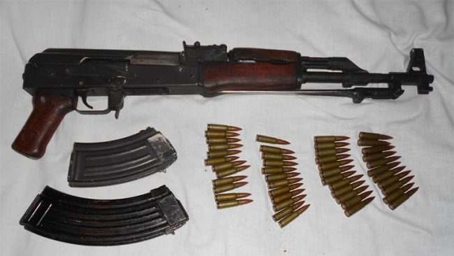 I bastiset shtëpia, i gjejnë dhe i konfiskojnë marihuanë, një AK-47, karikatorë me fishekë…
