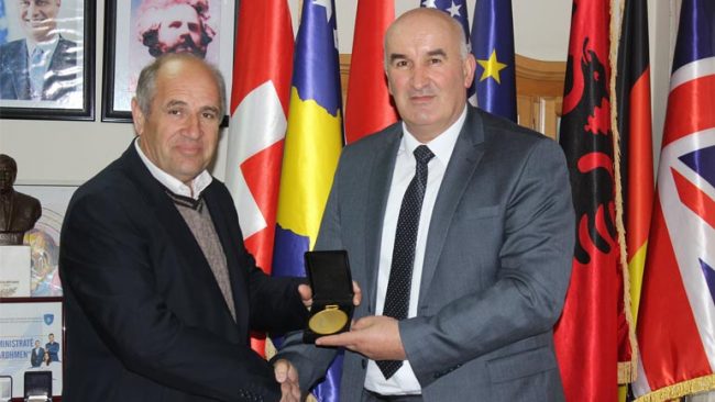 Kryetari Haliti dekoroi kryetarin e OVL UÇK-së Abdyl Bajramin