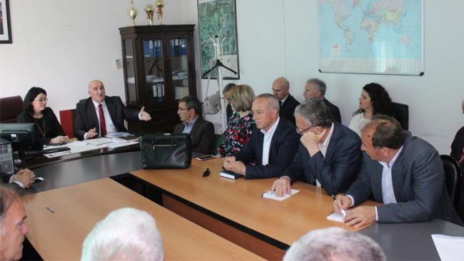 Udhëheqësit komunal takuan drejtorët e shkollave të komunës së Vitisë