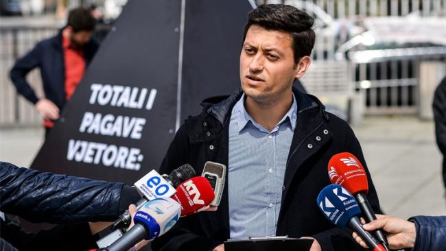 Vetëvendosje: Qeveria e luksit në vendin e varfër