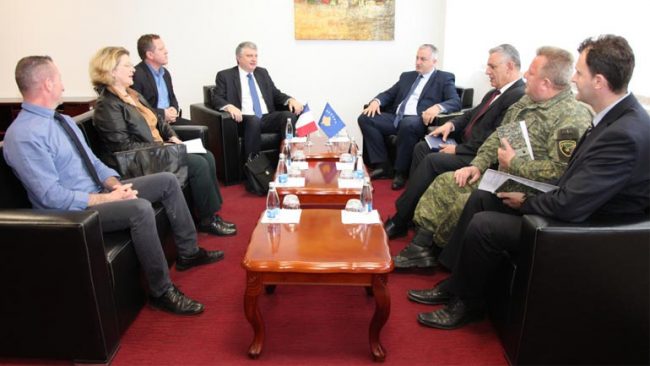 Ministri Rrustem Berisha prit në takim zyrtar ambasadorin e Francës Didier Chabert