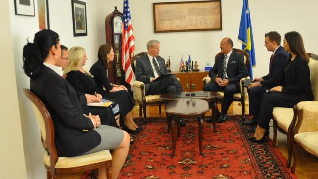 Ministri Gashi priti në takim njoftues ambasadorin e ShBA-ve në Kosovë