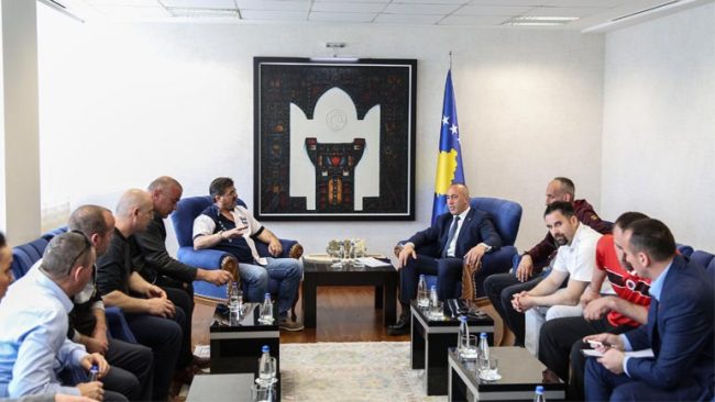 Veteranët e UÇK-së shprehin shqetësimet e tyre para kryeministrit Haradinaj