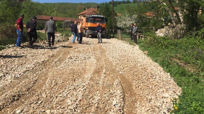 Në fshatin Shashare filluan punimet në asfaltimin e dy rrugëve