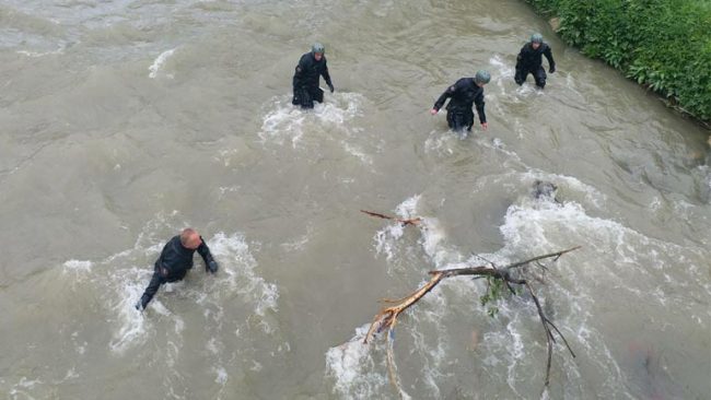 Po vazhdojnë angazhimet intensive drejt kërkimit të dy zyrtarëve policorë