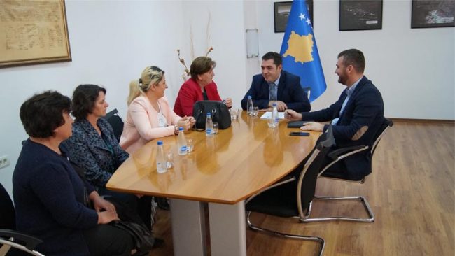 Ministri Hasani premton mbështetje për gratë e Krushës dhe gratë e verbra