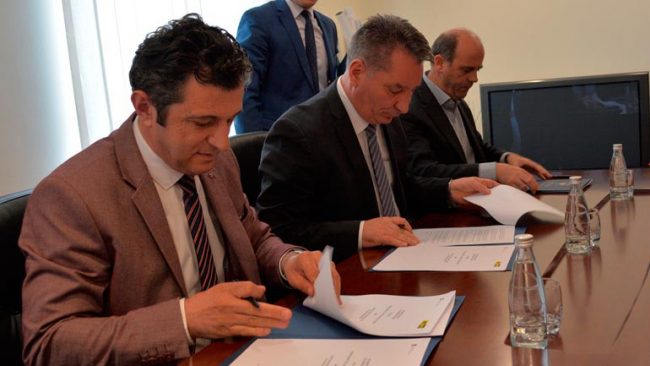 Nënshkruhen marrëveshje bashkëpunimi mes MI-së, Infrakos-it dhe Asociacionit Kosovar të Motorizimit